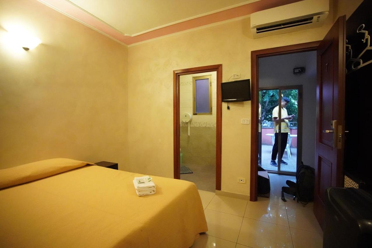 Roma Carina Hotel Bagian luar foto