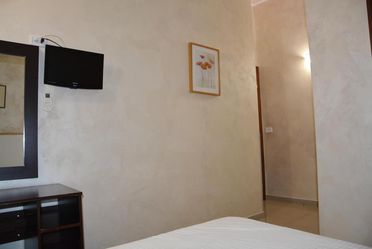 Roma Carina Hotel Bagian luar foto