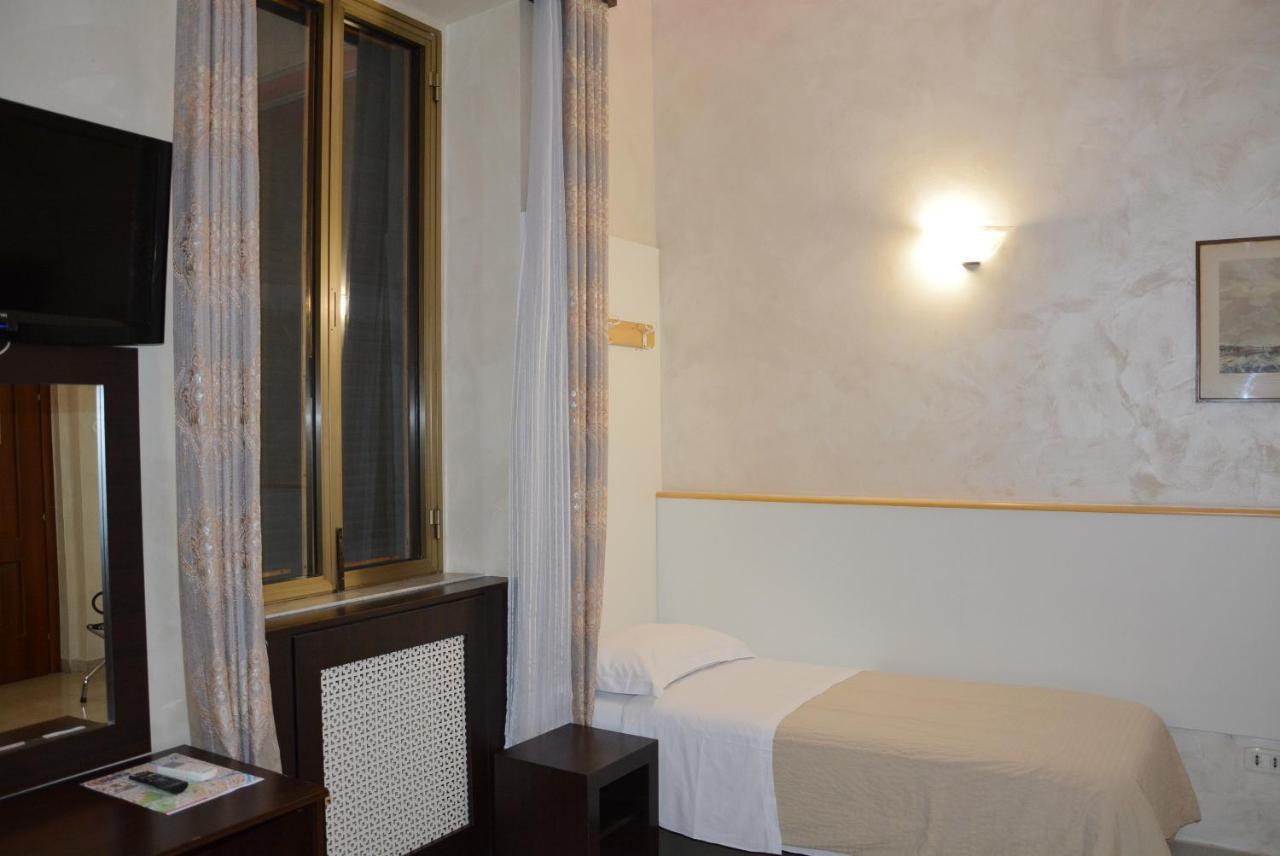 Roma Carina Hotel Bagian luar foto