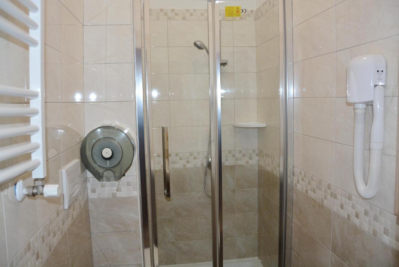 Roma Carina Hotel Bagian luar foto