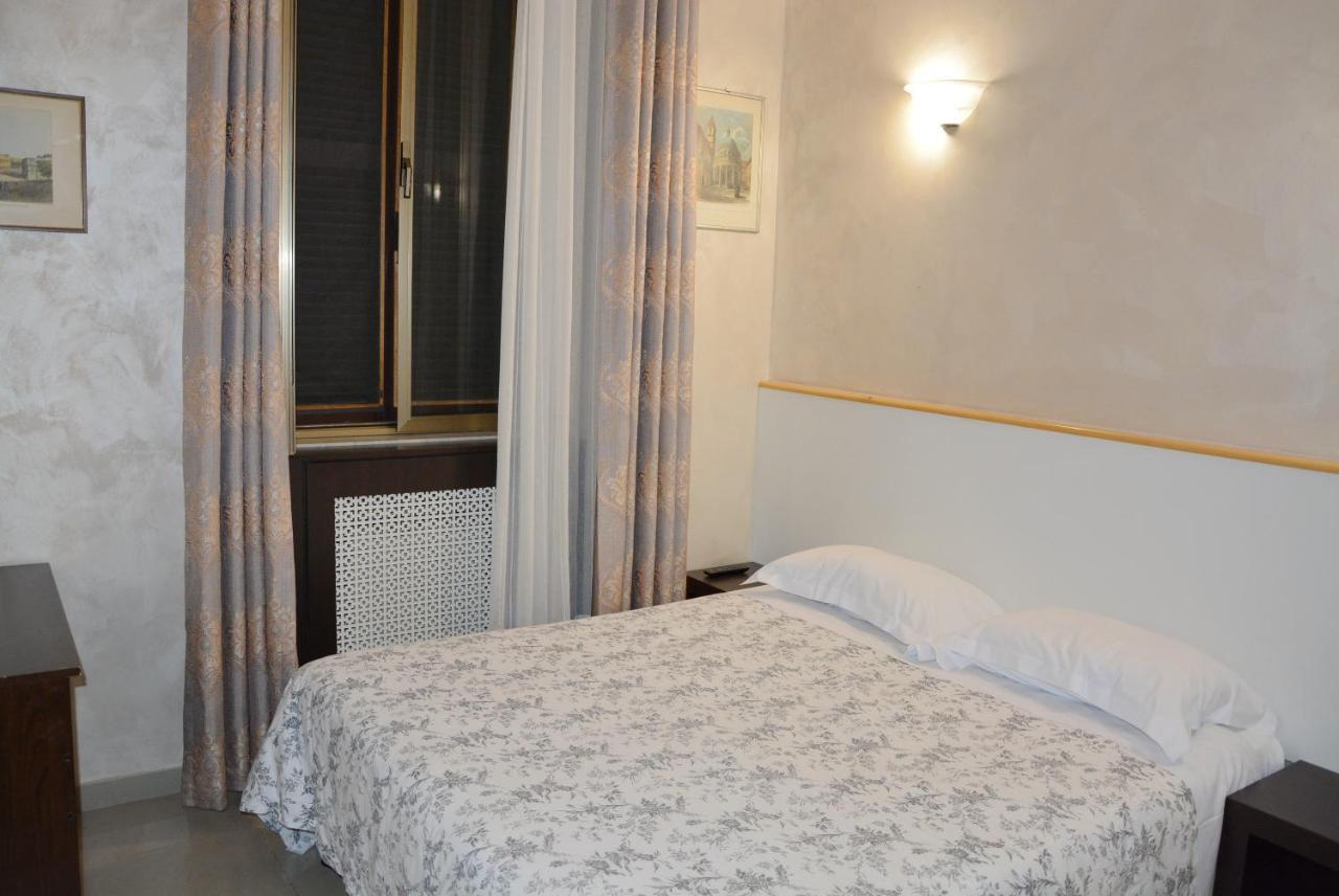 Roma Carina Hotel Bagian luar foto