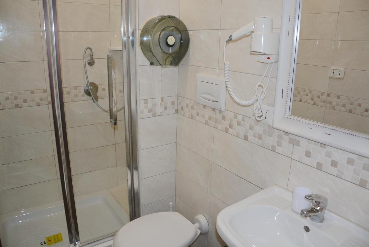 Roma Carina Hotel Bagian luar foto