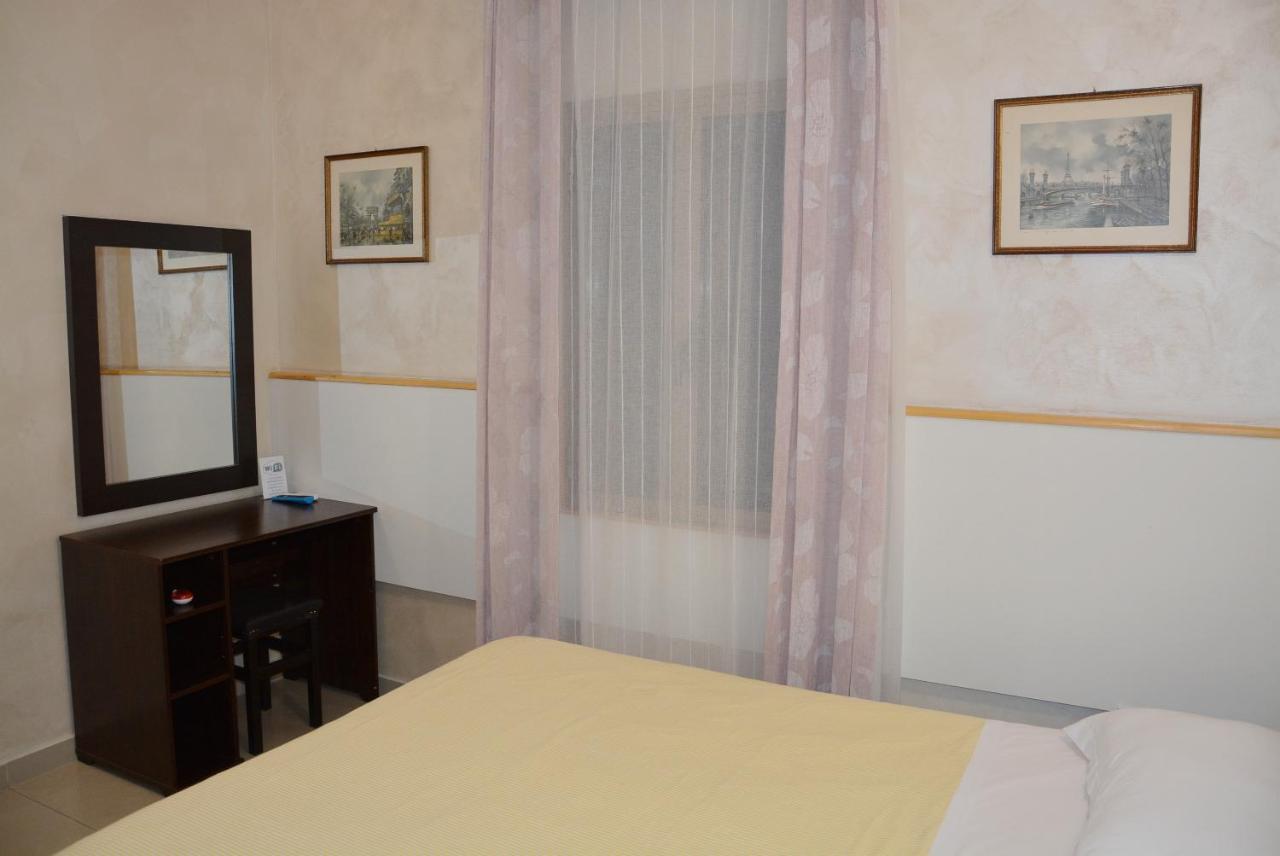 Roma Carina Hotel Bagian luar foto
