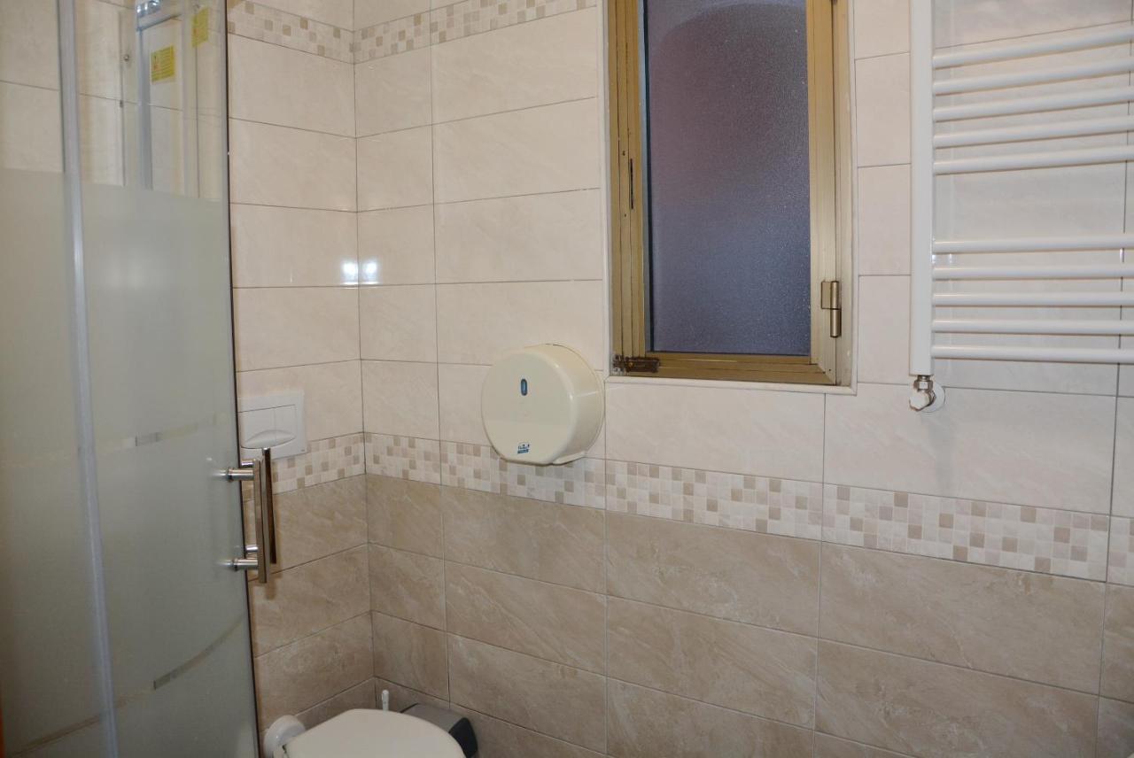 Roma Carina Hotel Bagian luar foto