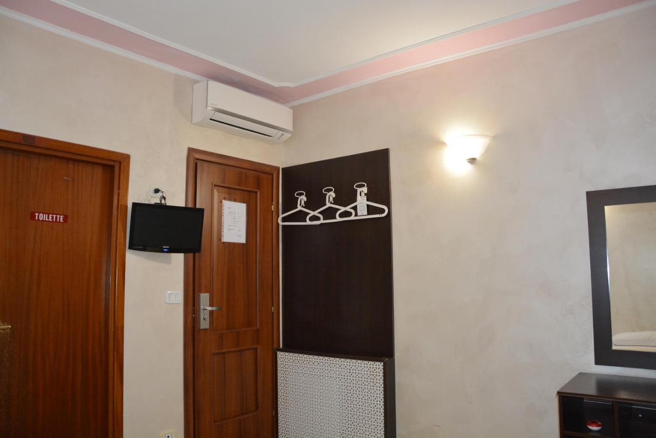 Roma Carina Hotel Bagian luar foto