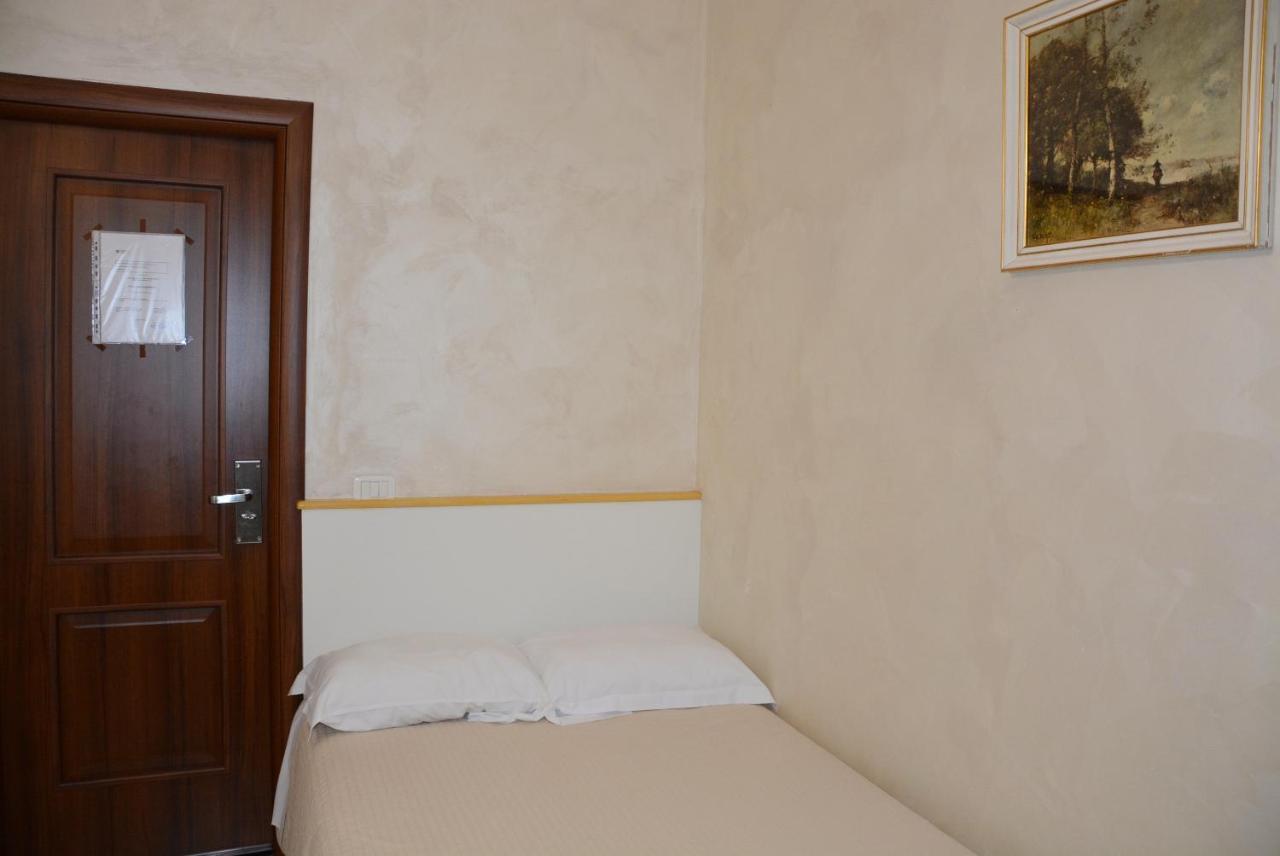 Roma Carina Hotel Bagian luar foto