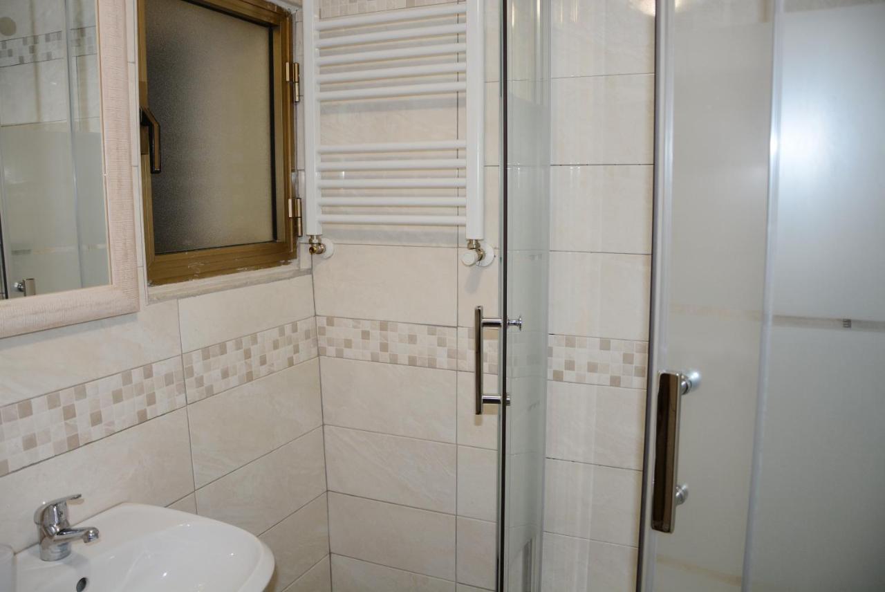 Roma Carina Hotel Bagian luar foto