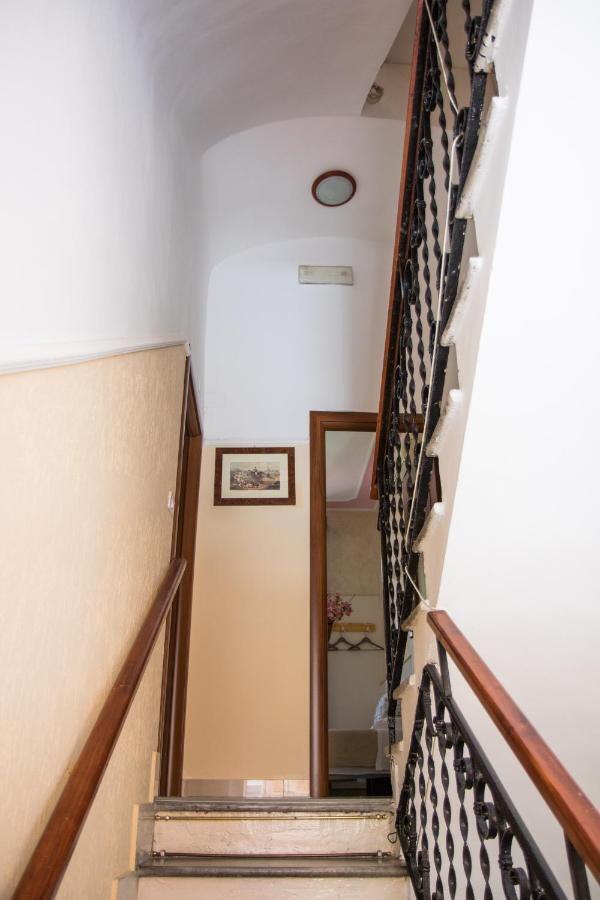Roma Carina Hotel Bagian luar foto